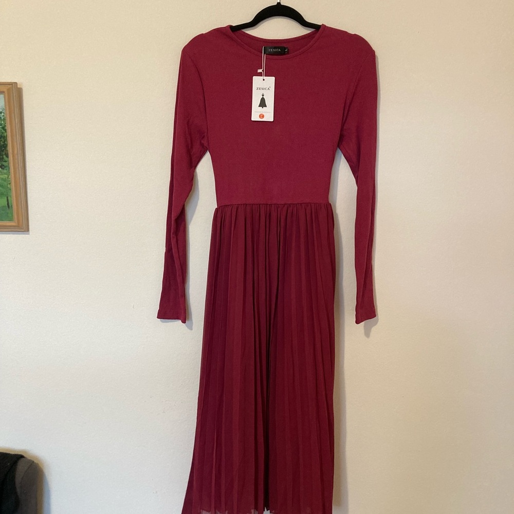 Long-sleeved Berry midi dress with tie-waist and pleated skirt